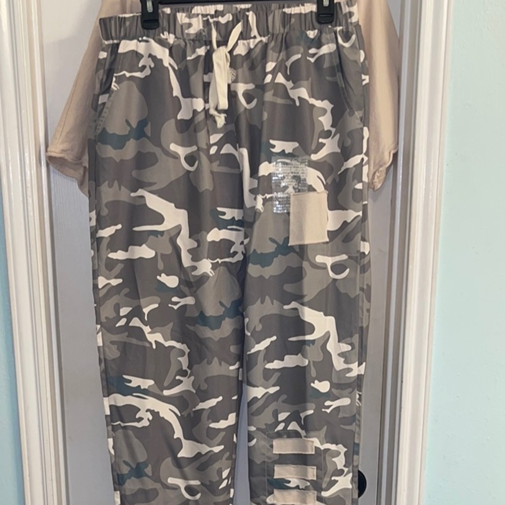 Camo Cargo Pants with beige peace shirt set (2pieces) XL - Picture 5 of 7